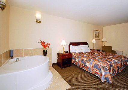 Econo Lodge Chicopee Room photo